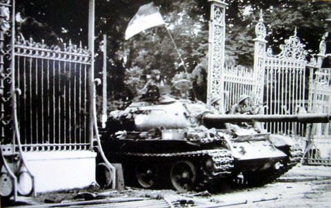 ชัยชนะแห่งประวัติศาสตร์วันที่๓๐เมษายนปี๑๙๗๕สถิตสถาพรตลอดกาล